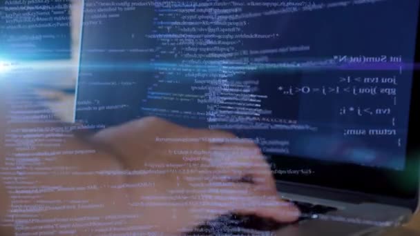 Hombre golpeando en su ordenador portátil rodeado de animación de códigos binarios azules Close up Digital composite . — Vídeos de Stock