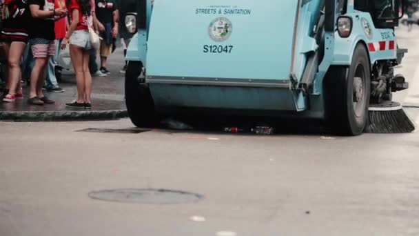 デモ後の通りや道路の表面を洗浄するための機器。シカゴUSA 2015年6月18日. — ストック動画