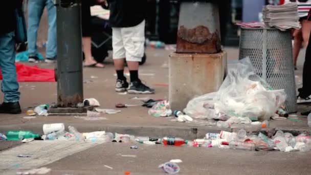 Peoples feet and a lot of garbage on the road due to people protestos 18 junho 2015. Chicago EUA — Vídeo de Stock