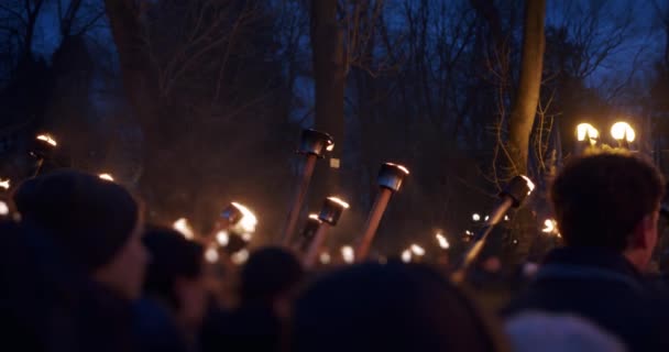 Ağır çekim. Birçok protestocu Gece Sokağında duman içinde işaret fişeği tutuyor. — Stok video