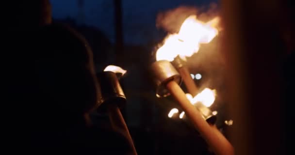 Langsom bevægelse. Mange demonstranter med brændende nødblus på Night Street i røg. Blus close-up – Stock-video