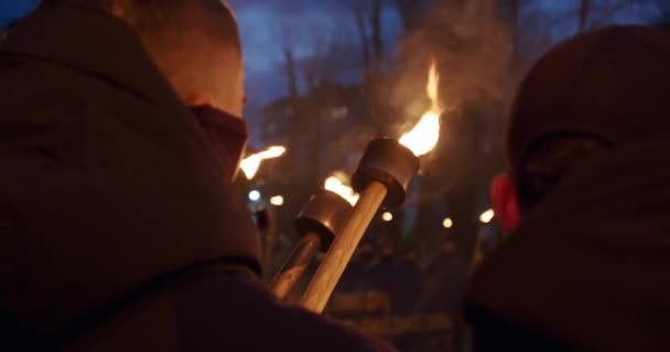 Au ralenti. De nombreux manifestants tenant la fusée éclairante brûlante dans la rue Night en fumée. Gros plan de la main — Video