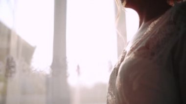 Gelinin beyaz bir peignoir giymiş olduğu sabah elinde bir buket gül tutuyordu. - Evet. Kapatın. Kamerayı taşı.