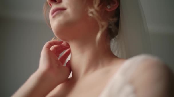Brud med ömtåliga händer på halsen. Bröllopsmorgon hos bruden. Närbild. — Stockvideo