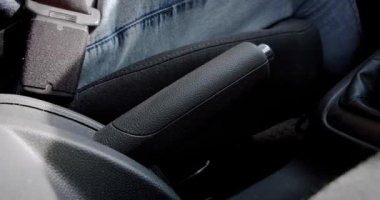 El freni kullanan bir adamın el freniyle kontrol ettiği el. Kapat..