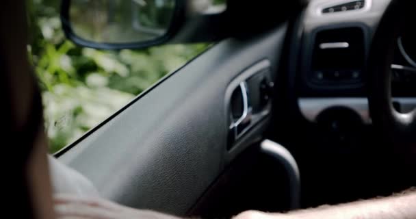 Concetto di pulizia auto. La mano dell'uomo pulisce l'auto dalla polvere usando un panno bianco . — Video Stock