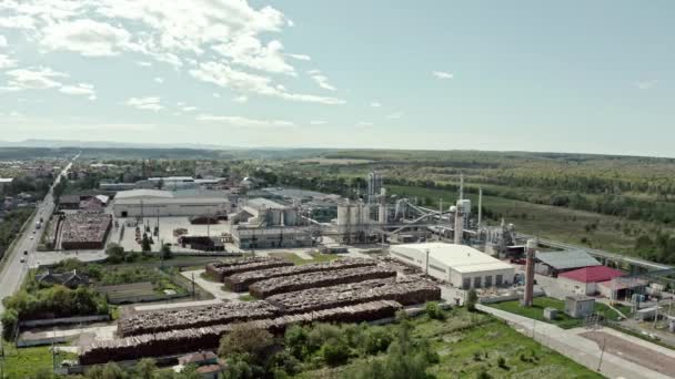 Zicht vanuit de lucht op de drone. Fabriek industriële zone, houtverwerkende fabriek magazijnen, werknemers in de fabrieken gebied met marges op de achtergrond. V2 — Stockvideo