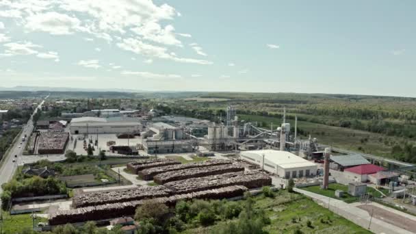 Vue aérienne sur drone large. Zone industrielle d'usine, entrepôts d'usine de transformation du bois, travailleurs à l'intérieur de la zone des usines avec des marges en arrière-plan. V2 — Video