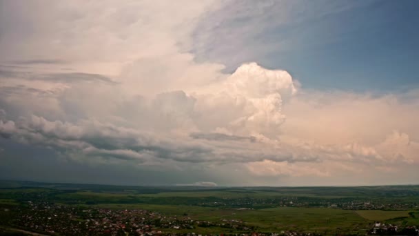 Vista aérea del dron. Una gran nube blanca. Viene tormenta. — Vídeo de stock