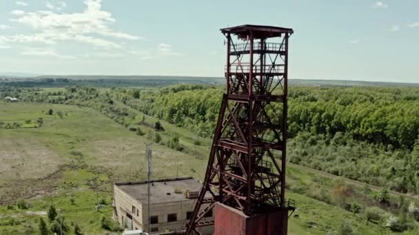 Aerial wiev: Gamla övergivna Saltgruvan mot bakgrunden skogen. V2 — Stockvideo