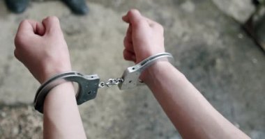 Suçlu kelepçeli. Kapatın..