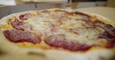 Pizza kesicisiyle pizzayı dilimleyen biri yavaş hareket eder. Yakın plan. V2