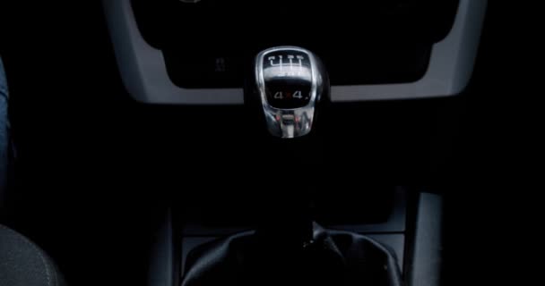 Ruka řidiče ovládá řadicí páky, pak přeřadí na neutrální rychlost, záběr zblízka. Horní pohled — Stock video