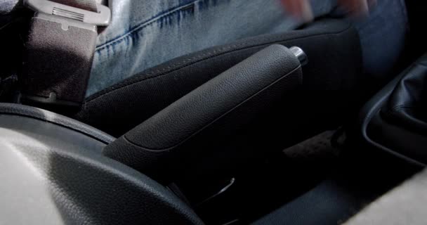 운전자 가손으로 자동차 의 핸들 브레이크 를 조작 한다. 닫아. — 비디오