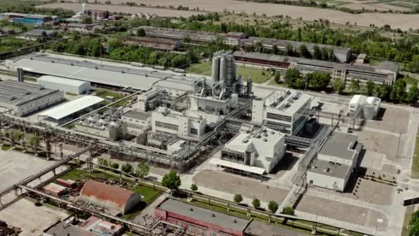 Aerial wide view over oil refinery or chemical factory. industrial zone. flight from left to right — Stock Video