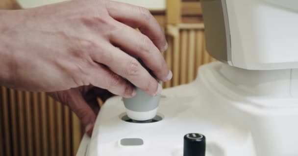 Optometrisk utrustning använder en joystick i generiska ögon scanner maskin — Stockvideo