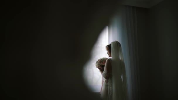 Poranek panny młodej w białym peignir trzyma w rękach ślubny bukiet róż.. — Wideo stockowe