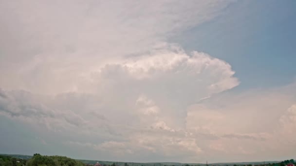 Vista aérea del dron. Una gran nube blanca. Viene tormenta. — Vídeos de Stock