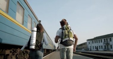 Şehir Aşk Hikayesi. Genç bir çiftle çıkıyorlar trende, istasyonda birlikte koşuyorlar eğleniyorlar. Trenler etraflarını sardı..