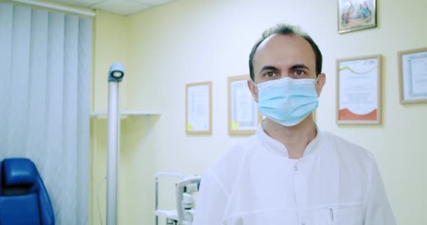 Bir doktorun portresi maskesini çıkarır, ağır çekimde. Coronavirus 'taki sağlık çalışanları Covid19 salgını. — Stok video