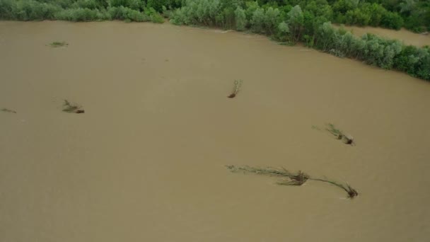 Вид с воздушного беспилотника. Речная вода большая и грязная после сильного дождя. Медленное движение . — стоковое видео