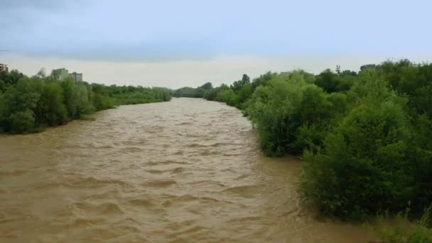 Drohnen aus der Luft. Flusswasser nach starkem Regen groß und schmutzig. Zeitlupe. — Stockvideo