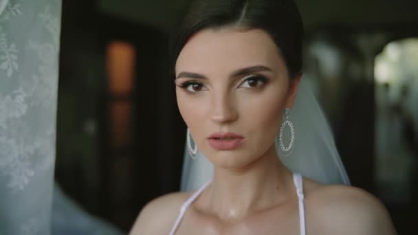 Bellissimo ritratto sposa trucco nuziale e ritratto di acconciatura di giovane donna al mattino . — Video Stock