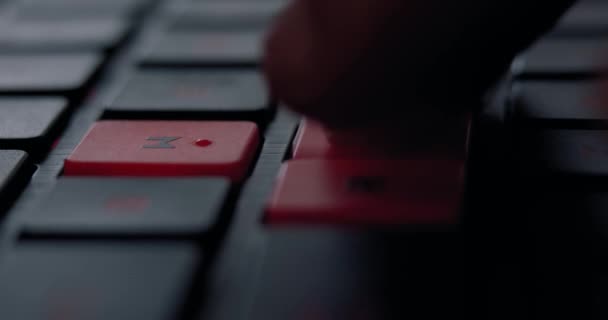 Młody nastolatek grający w gry wideo na komputerze osobistym, skupiający się na rękach chłopców za pomocą klawiatury. Zamknij się. — Wideo stockowe