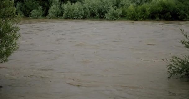 Acqua del fiume grande e sporca dopo forti piogge. Al rallentatore. Da vicino. — Video Stock