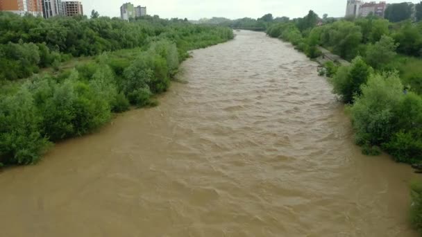 Hava aracı görüntüsü. Şiddetli yağmurdan sonra nehir suyu büyük ve kirlidir. Geniş görünüm — Stok video