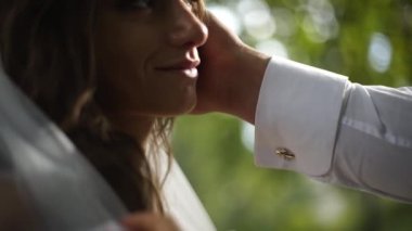 Düğün, damat elini gelinlerin yüzüne vurur, çok yakındır.