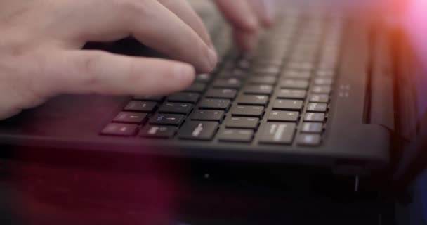 Aus nächster Nähe. Mann tippt im Büro mit der Hand auf Tastatur. — Stockvideo