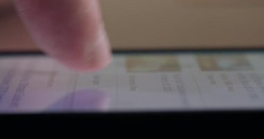 Akşamları akıllı telefon kullanmak..