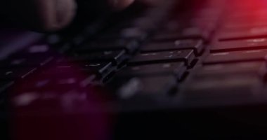 Kapatın. Ofis günışığında siyah tuş bord 'a el yazısıyla yazı yazan adam..