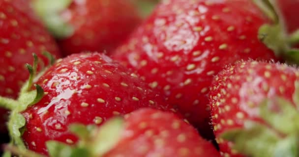 Fresas frescas, girando lentamente. De cerca. . — Vídeos de Stock