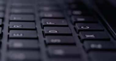 Kapatın. Ofisteki siyah tuş bord 'da yazan adam elleri
