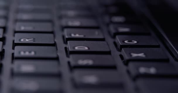 Fecha. homem mãos digitando no preto keybord no escritório — Vídeo de Stock