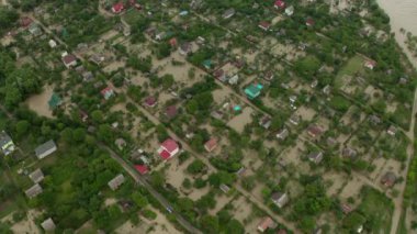 Hava aracı görüntüsü. Su baskınının çamur kayması. Büyük doğal afetlerin ardından oluşan yıkımı göstermek için uygun.