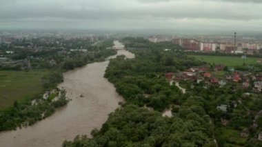 Hava aracı görüntüsü. Sel sularının çamur kaymasının ardından ağaç devrildi. Büyük doğal afetlerin ardından oluşan yıkımı göstermek için uygun, geniş görüş.