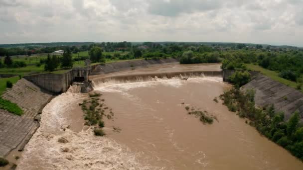 Vue aérienne sur drone. L'eau de la rivière descend avec un barrage rempli d'eau après de fortes inondations et des pluies.