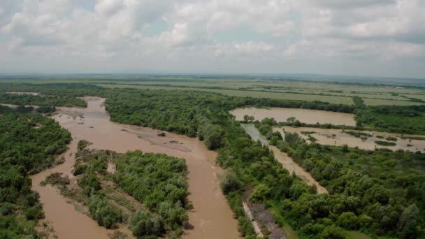 Vista aérea de drones. Rriver água grande e suja após a chuva pesada. visão ampla V2 — Vídeo de Stock