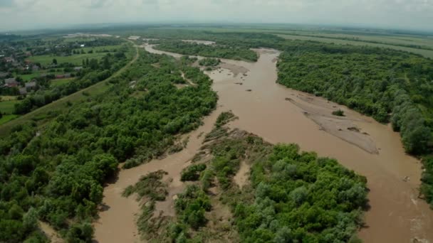 Vista aérea de drones. Rriver água grande e suja após a chuva pesada. visão ampla V3 — Vídeo de Stock