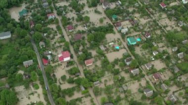 Hava aracı görüntüsü. Banliyöleri su basmış, sular altında kalan evleri sel basmış. Üst Görünüm V4