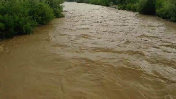 Luchtdrone zicht. Rriver water groot en vuil na zware regen. — Stockvideo