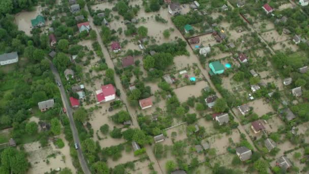 空中无人机视图。被洪水淹没的郊区,房屋在水中描写着洪水泥石流.顶视图V4 — 图库视频影像