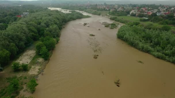 Vista aérea del dron. Rriver agua grande y sucia después de fuertes lluvias. amplia vista — Vídeo de stock