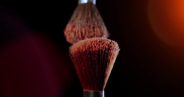 To Make-up børste med pulver på sort baggrund med sollys Farve Maling Concept Langsom bevægelse. Luk op for V2 – Stock-video