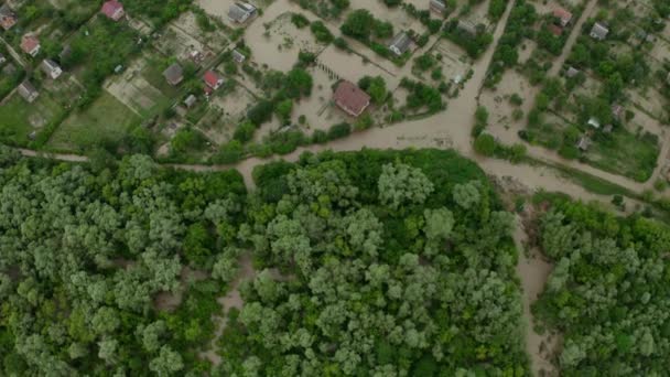 Widok z lotu drona. Zalane przedmieścia, domy w wodzie Obraz zalanej lawiny błotnej. Widok z góry V6 — Wideo stockowe