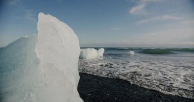 İzlanda veya Jokulsarlon 'daki elmas plajında eriyen kristal buzlar..