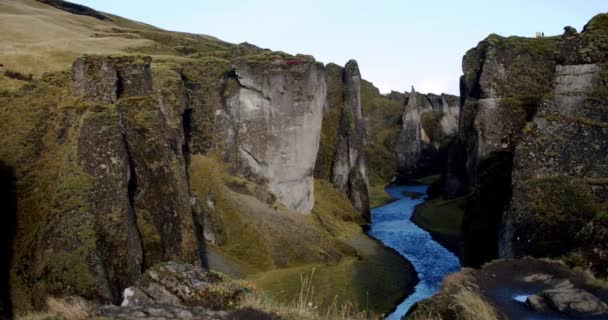 Fjadragljufur flodkanjon, branta klippväggar, långsamt framåt skott, Island. — Stockvideo